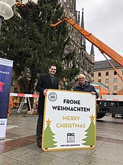 Stadtrat Richard Quaas (re.). der Koreferent des Referats für Arbeit und Wirtschaft sowie  und Landrat Sebastian Gruber aus Freyung-Lichtenau stellten den Christbaum am 12.11.2019 der Presse vor (©Foto:Martin Schmitz)